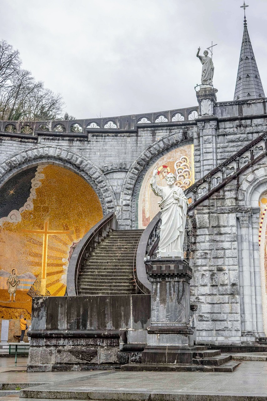 Lourdes: Entre Histoire et Religiosité