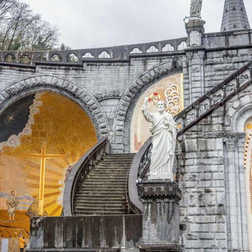 Lourdes: Entre Histoire et Religiosité