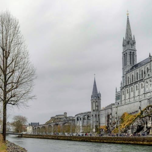 Lourdes: Entre Histoire et Religiosité