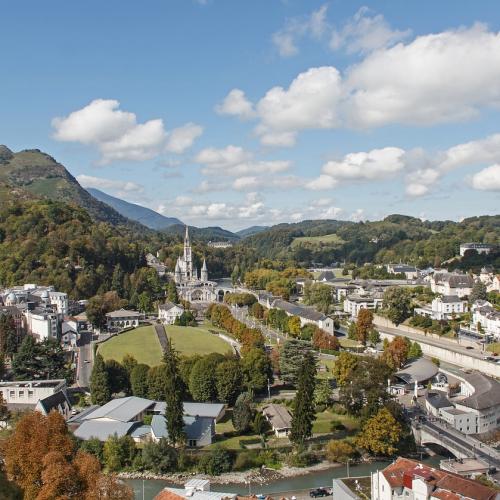 Lourdes: Entre Histoire et Religiosité